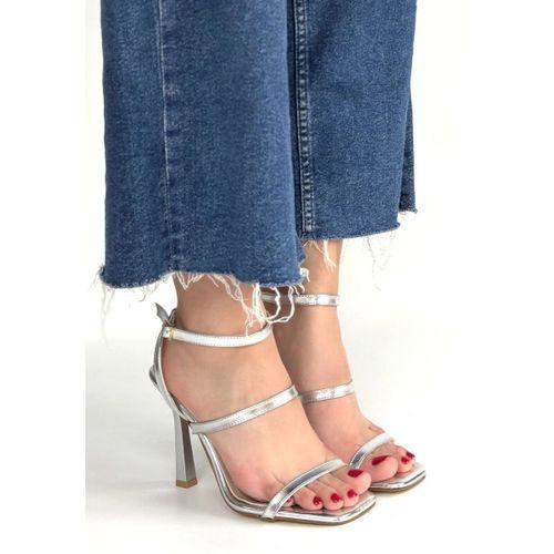 Umira Gümüş Rugan Topuklu Bilekten Kemerli Ayakkabı