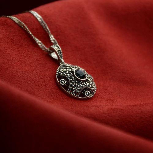 Gümüş Zincirli Oltu Taşlı Kalıp Desenli Kolye