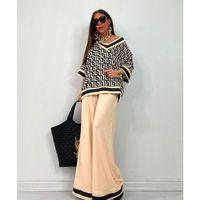 Kadın V Yaka Fakir Kol Geometrik Desen Baskılı Bluz Ve İspanyol Paça Sendy Kumaş Ikili Takım