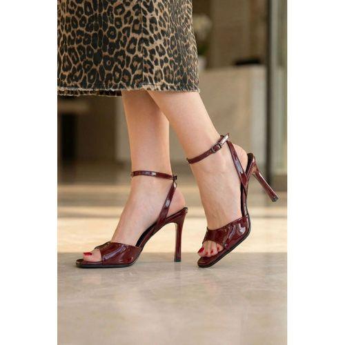 Soha Bordo Rugan Topuklu Bilekten Kemerli Ayakkabı