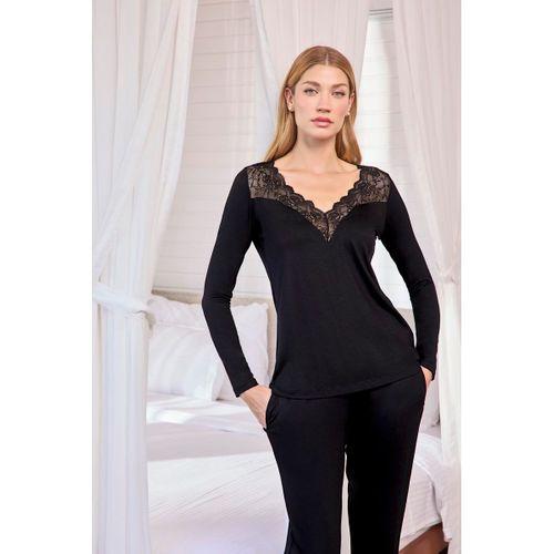 Uzun Kollu Dantelli Ve Dekolteli Pijama Takımı