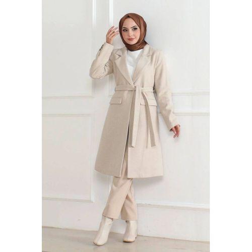 Kaşe Kaban – Uzun Boy Kruvaze Yaka, Kuşaklı Tesettür Kışlık Kaban, Astarlı Şık Yünlü Dokuma Oversize Rahat Kalıp, Cepli Modern Kaşe Mont Modeli - Bej