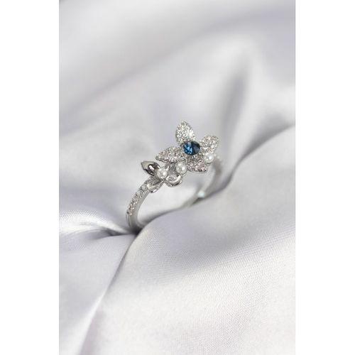 Gümüş Renk Çiçek Model Zirkon Taşlı Kadın Yüzük