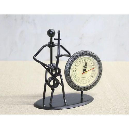 Metal Saatli Keman Çalan Müzisyen