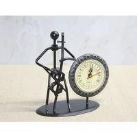 Metal Saatli Keman Çalan Müzisyen