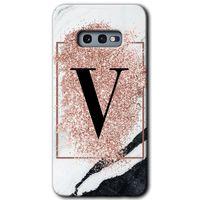 Samsung Galaxy S10e Kılıf Baskılı Kapak - Pembe Mermer Desenli V Harfi + 5D Tam Kaplayan Cam