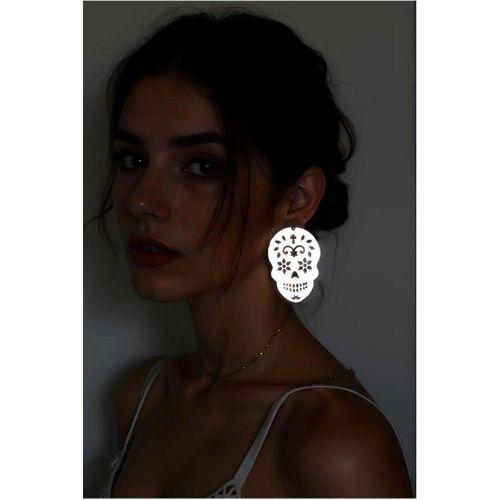 Beyaz Reflektörlü Kurukafa Gotik Küpe, Tarz Lazer Kesim Küpe - APBJ029
