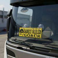 Sadece Ölüler Görür Kamyon ve Araba Ön Cam Yazısı Vantuzlu 25cmx8cmx4mm