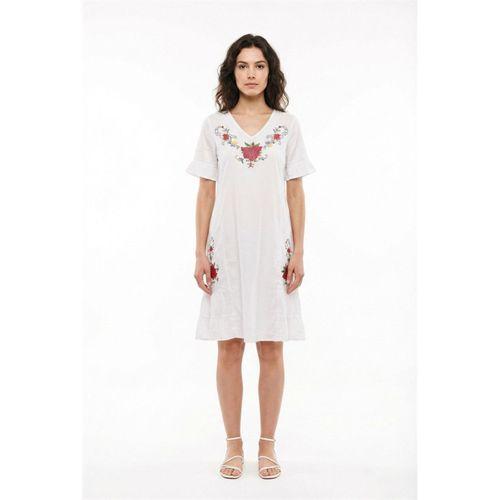 Kısa Kol İrem Nakış Detaylı Midi Boy Yazlık Şile Bezi Elbise Beyaz Byz