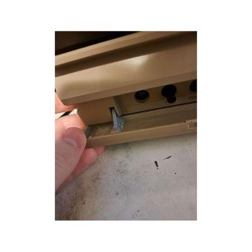 Commodore 1701 1702 Monitör Kapak Menteşesi (Bu ürün Sadece Plastik parçadır - Almadan Önce Soru Sorabilirsiniz)