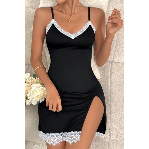 Kadın Siyah Askılı Yırtmaçlı Beyaz Dantelli Gecelik