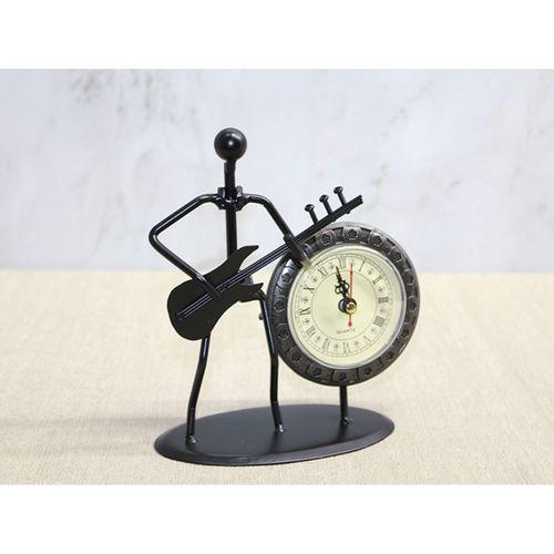 Metal Saatli Gitar Çalan Müzisyen