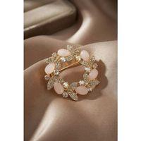 Gold Pembe Detaylı Zirkon Taşlı Broş