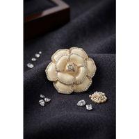 Gold Krem Renk Zirkon Taşlı Gül Model Broş