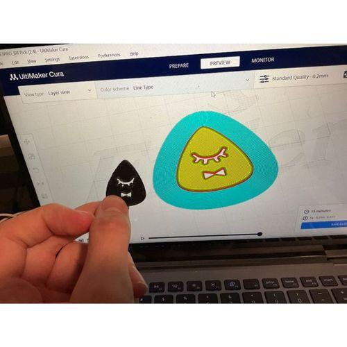 Bill Cipher Gitar Penası 3D Baskı (Bu ürün Sadece Plastik parçadır - Almadan Önce Soru Sorabilirsiniz)