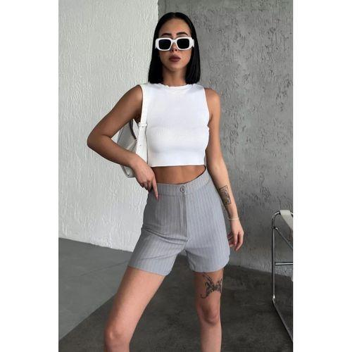 Zarif Ve Şıklığı Bir Arada Sunan Yüksek Bel Krep Esnek Çimalı Çizgili Şort Gri