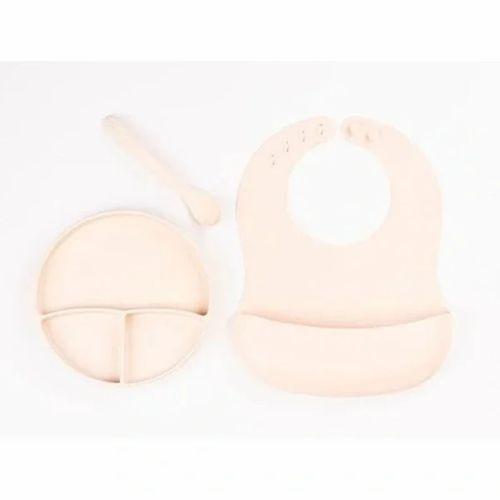 Krem Rengi 3’lü Silikon Yemek Seti – Önlük + Diş Kaşıyıcılı Kaşık + Vakumlu Tabak