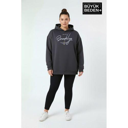Kadın Büyük Beden Kapüşonlu El yazılı Brooklyn Baskılı Rahat Kalıp Sweatshirt SPR26BSWK958