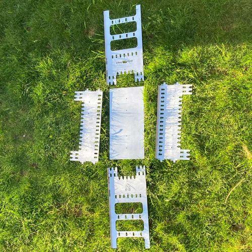 Kamp Ayısı® CastleGrill™ 2mm Galvaniz Çelik, Katlanır, 13 Şiş Kapasiteli Şiş Mangalı ve Ateş Çukuru