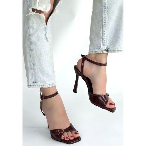 Hoste Bordo Rugan Topuklu Bilekten Kemerli Ayakkabı