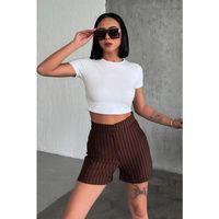 Zarif Ve Şıklığı Bir Arada Sunan Yüksek Bel Krep Esnek Çimalı Çizgili Şort Kahverengi