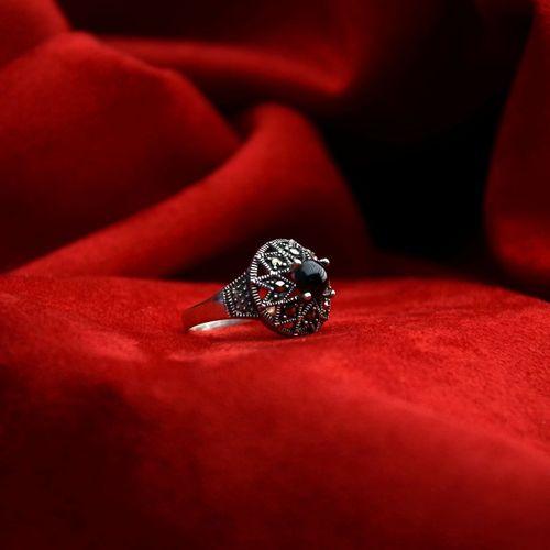 Yıldız Desenli  Oltu Taşı Kaşlı  Kadın Yüzük