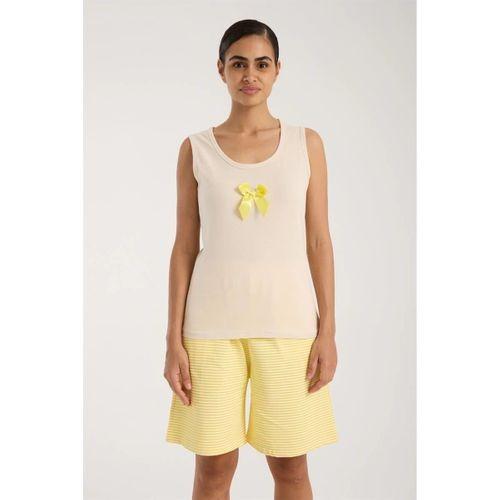 Kadın Beyaz Kurdele Detaylı Sarı Çizgili Şortlu Pijama Takımı