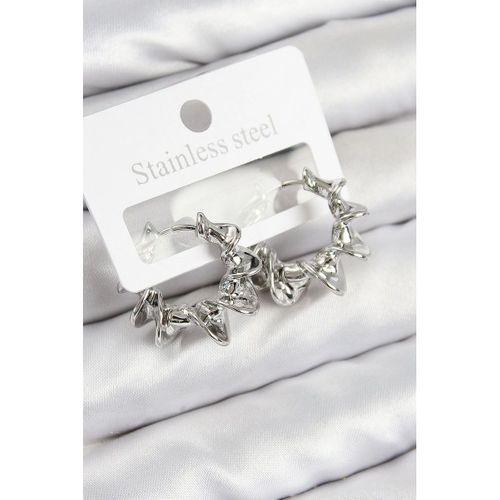 Pirinç Kıvrımlı Halka Model Gümüş Renk Kadın Küpe