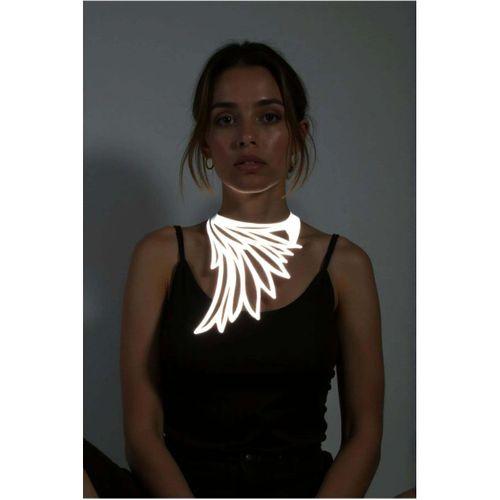Beyaz Reflektörlü Büyük Kuş Kanadı Choker Kolye, Tarz Lazer Kesim Kolye - APFT1418