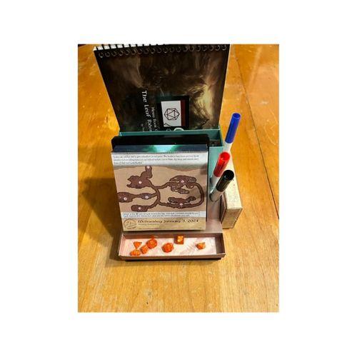 Quest Takvim Zar Tray ve Kart Destesi Tutucu 2024 3D Baskı (Bu ürün Sadece Plastik parçadır - Almadan Önce Soru Sorabilirsiniz)