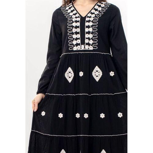 Uzun Kol Yakamoz V Yaka Nakışlı Şile Bezi Uzun Pullu Elbise Siyah Syh