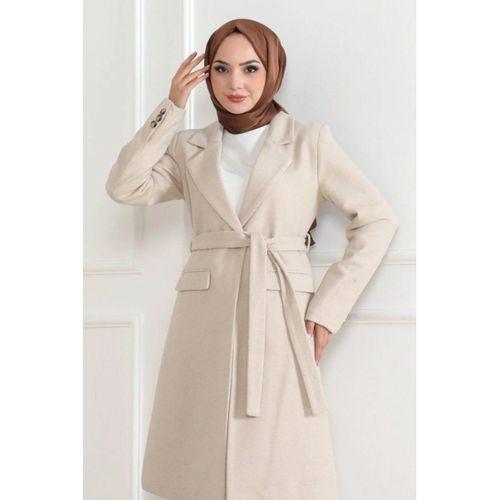 Kaşe Kaban – Uzun Boy Kruvaze Yaka, Kuşaklı Tesettür Kışlık Kaban, Astarlı Şık Yünlü Dokuma Oversize Rahat Kalıp, Cepli Modern Kaşe Mont Modeli - Bej