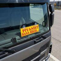 Piyanist Bana Bırak Kamyon ve Araba Ön Cam Yazısı Vantuzlu 25cmx8cmx4mm