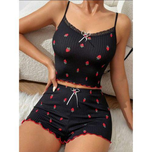 Siyah Üstüne Kırmızı Çilek Desenli Askılı Şortlu Pijama Takımı