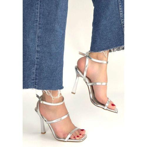 Umira Gümüş Rugan Topuklu Bilekten Kemerli Ayakkabı