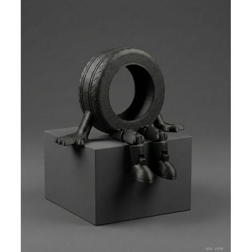 Sarkık Ayaklı Siyah Lastik Dekor Biblo