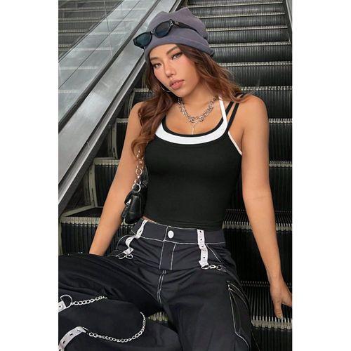 Kadın Beyaz Siyah Çift Renk Çapraz Askılı Crop Top Bluz