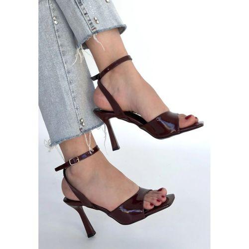 Soha Bordo Rugan Topuklu Bilekten Kemerli Ayakkabı