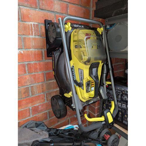 Ryobi One+ 37cm Çim Biçme Makinesi – Duvar Montajı – 6895596