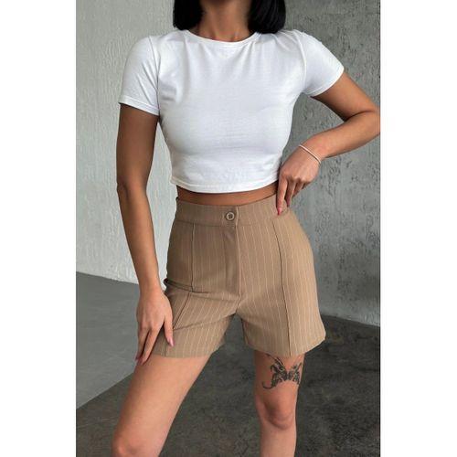 Zarif Ve Şıklığı Bir Arada Sunan Yüksek Bel Krep Esnek Çimalı Çizgili Şort Bej
