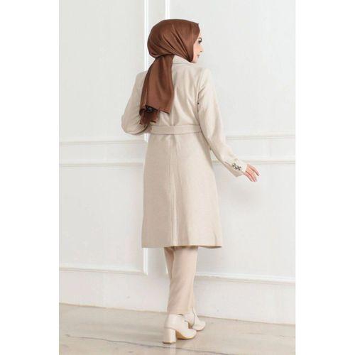 Kaşe Kaban – Uzun Boy Kruvaze Yaka, Kuşaklı Tesettür Kışlık Kaban, Astarlı Şık Yünlü Dokuma Oversize Rahat Kalıp, Cepli Modern Kaşe Mont Modeli - Bej