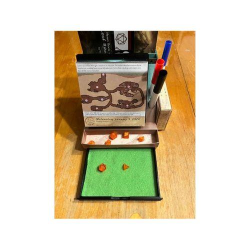 Quest Takvim Zar Tray ve Kart Destesi Tutucu 2024 3D Baskı (Bu ürün Sadece Plastik parçadır - Almadan Önce Soru Sorabilirsiniz)