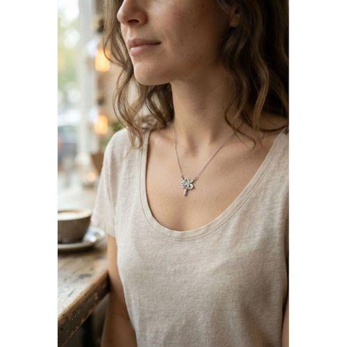 Pirinç Gümüş Renk Zirkon Taşlı Çiçek Model Kadın Kolye