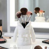 Beyaz Kapüşonlu Fiyonklu Bayan Mont Formlu Makyaj Fırçalığı Masaüstü Kozmetik Düzenleyici