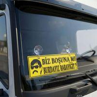 Biz Boşuna mı Burdayız Babayiğit Kamyon ve Araba Ön Cam Yazısı Vantuzlu 25cmx8cmx4mm