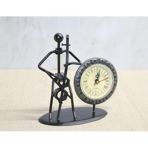 Metal Saatli Keman Çalan Müzisyen