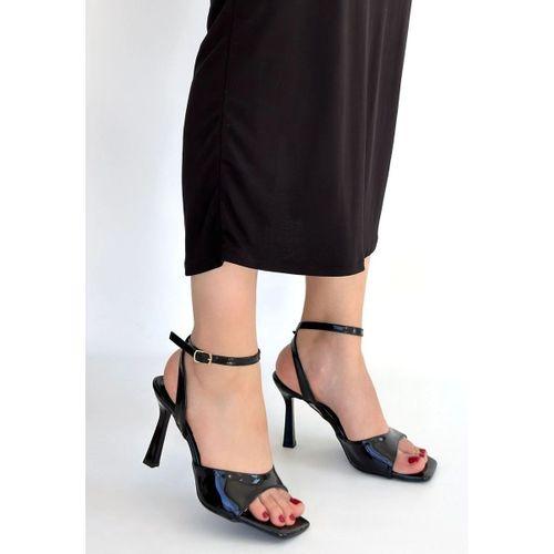 Soha Siyah Rugan Topuklu Bilekten Kemerli Ayakkabı