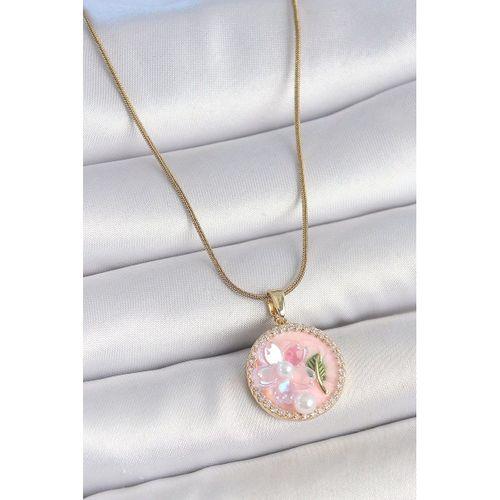 316L Çelik Gold Renk Zincir Zirkon Taşlı Pembe Mineli Çiçek İşlemeli İnci Detay Portre Model Kadın Kolye