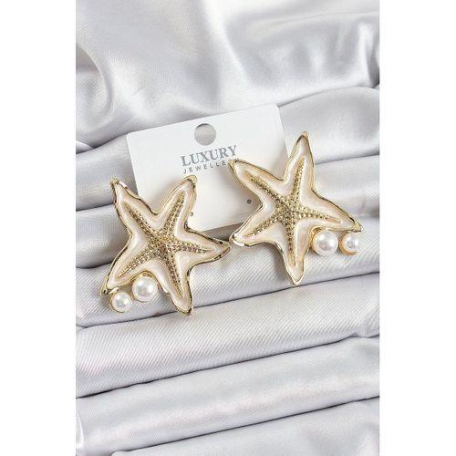 Pirinç Deniz Kabuğu Figürlü İnci Detaylı Gold Renk Kadın Küpe