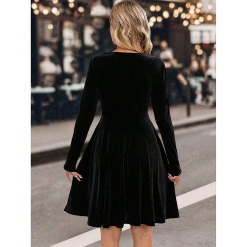 Kadın Uzun Kollu Kruvaze Yakalı Toka Detaylı Mini Kadife Elbise
